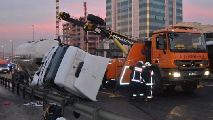 İstanbul'da sabah trafiği kabusu! E-5 kilitlendi