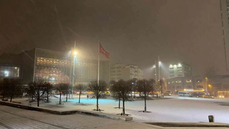 İstiklal Caddesi ve Taksim'de kar yağışı etkili oldu