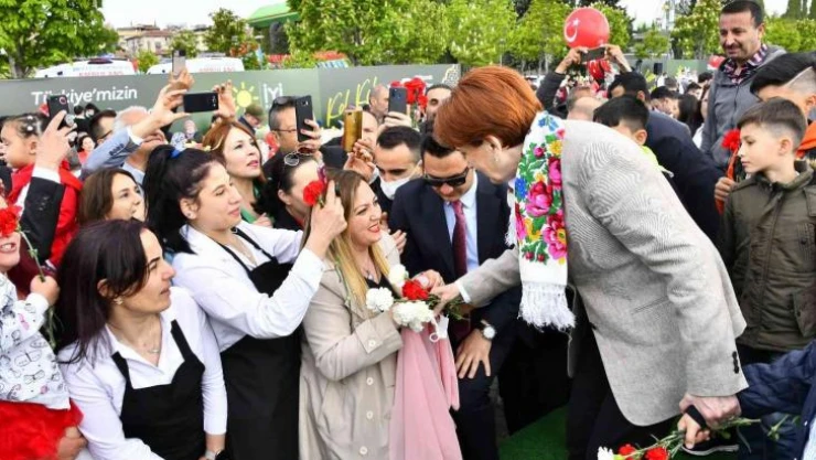 İYİ Parti Genel Başkanı Akşener vatandaşlarla 'Bayram Sofrası'nda buluştu