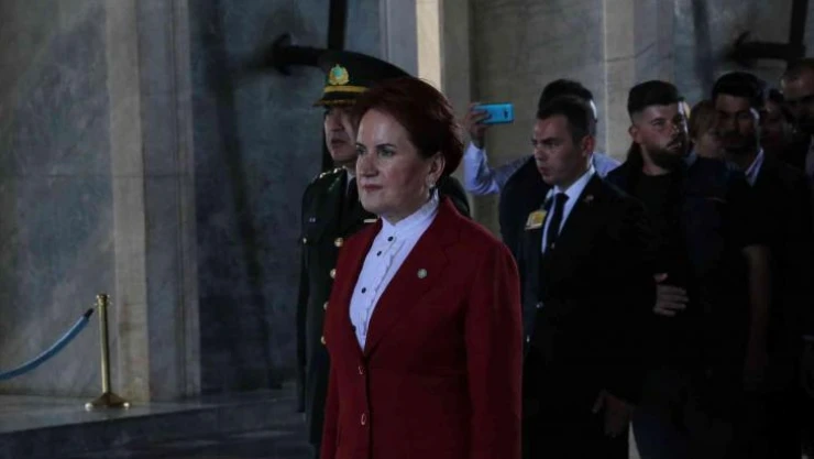 İYİ Parti lideri Akşener'den gençlerle Anıtkabir'e ziyaret