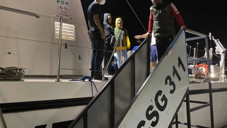 İzmir açıklarında 39 göçmen kurtarıldı, 32 göçmen yakalandı