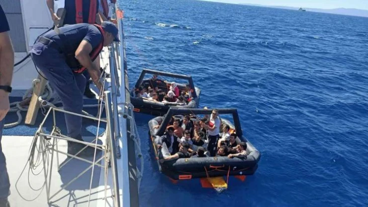 İzmir açıklarında 66 düzensiz göçmen kurtarıldı, 35'i yakalandı