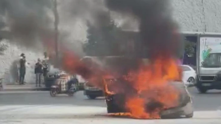 İzmir'de alev topuna dönen araç kullanılamaz hale geldi