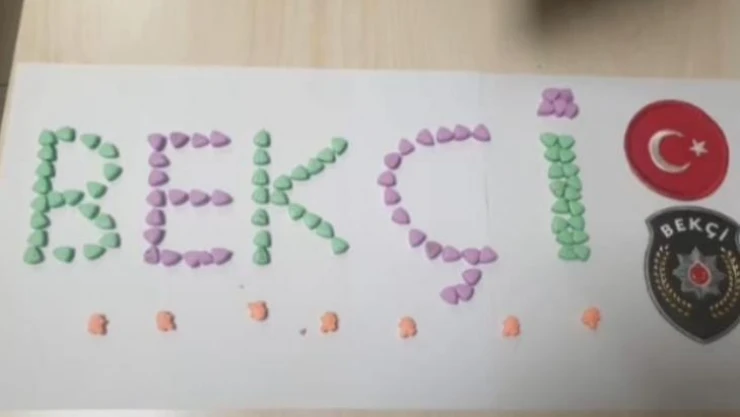 İzmir'de bekçiler, şüpheli şahsın üzerinde uyuşturucu hap buldu