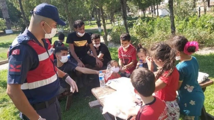 İzmir'de jandarma 794 düzensiz göçmen ve 7 organizatör yakaladı