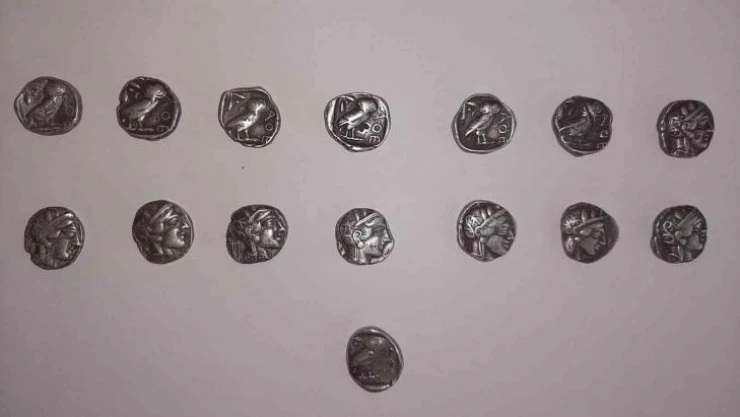 İzmir'de tarihi eser operasyonu: 210 adet sikke ele geçirildi