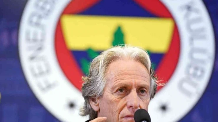 Jorge Jesus: 'Futbolda geçmişte başardıklarınız çok önemlidir. Fenerbahçe 8 yıldır şampiyon olamıyor. Mesut, gerçekten çok iyi bir geçmişe sahip ama benim de kulüple ilgili fikirlerim var. Kendisiyle ilgili alınan karara aynı şekilde devam edeceğim.'
