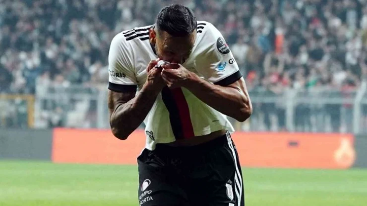 Josef golünü taraftarla kutladı