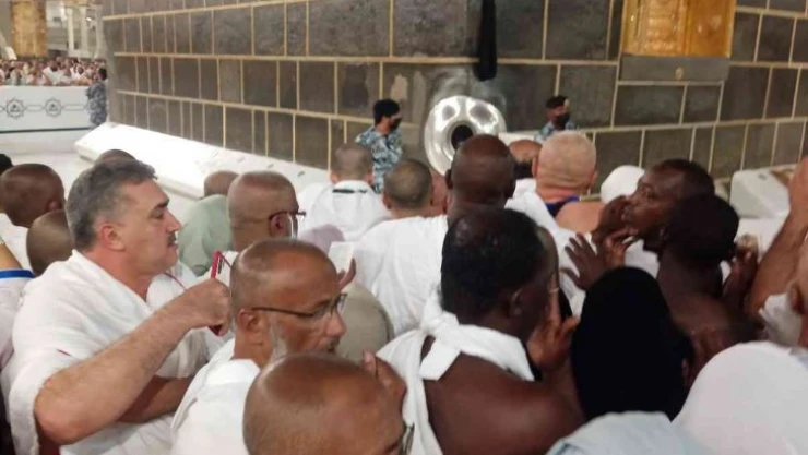 Kabe'nin çevresindeki bariyerler nedeniyle Hacer'ül Esved'e hasret tavaf