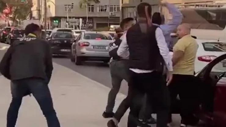 Kadıköy'de İETT şoförü ile vatandaşın kavgası: İETT şoförü güçlükle zapt edildi