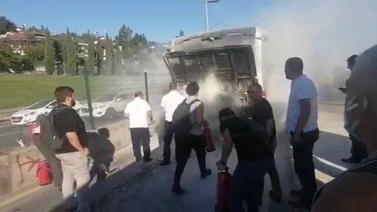 Kadıköy'de metrobüste yangın çıktı, yolcular panikle dışarı atladı