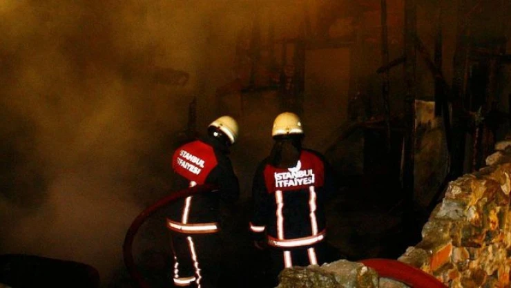 Kadıköy'de yangın: 1 ölü
