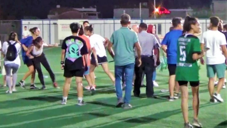 Kadın futbolcular yeşil sahayı ringe çevirdi