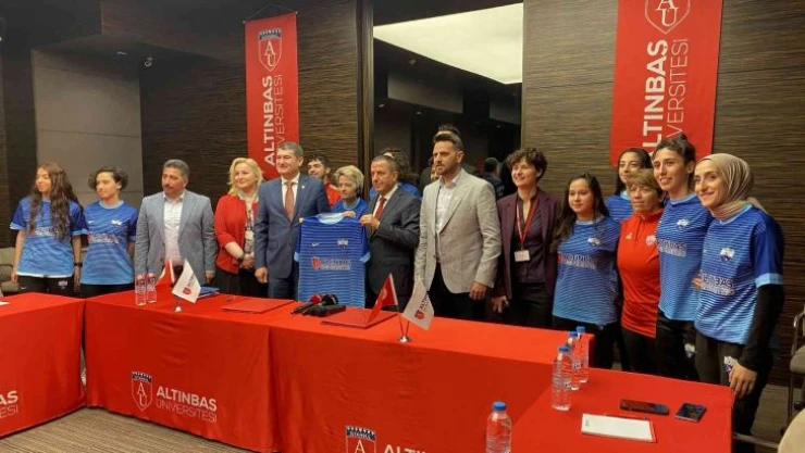 Kadın futbolculara forma desteği