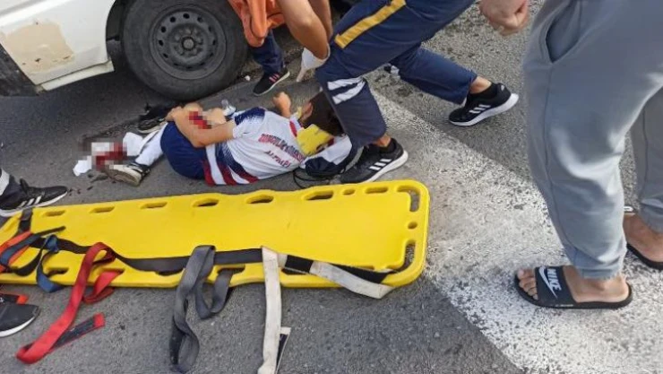 Kaldırımdan yürüyen çocuğun ayağının üzerinden otomobil geçti