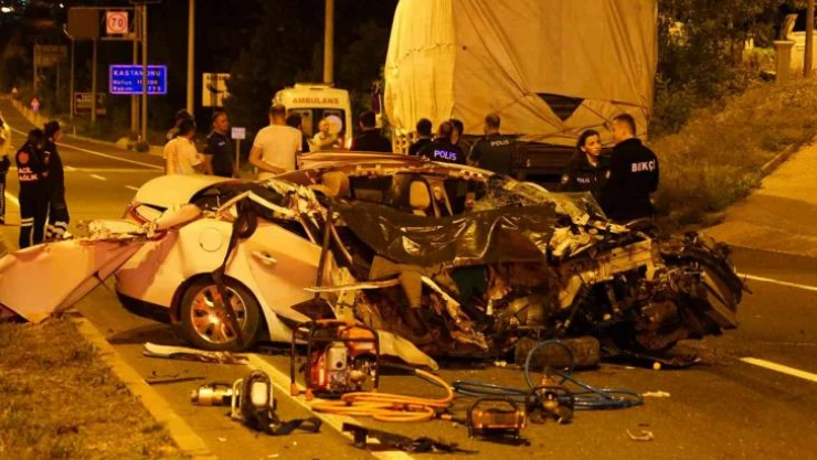 Kamyona çarpan otomobil paramparça oldu: 1 ölü, 3 yaralı
