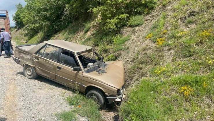 Kamyonet ile otomobil çarpıştı: 2 yaralı