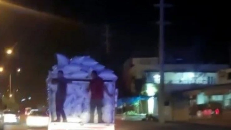 Kamyonet kasasında pes dedirten yolculuk kamerada