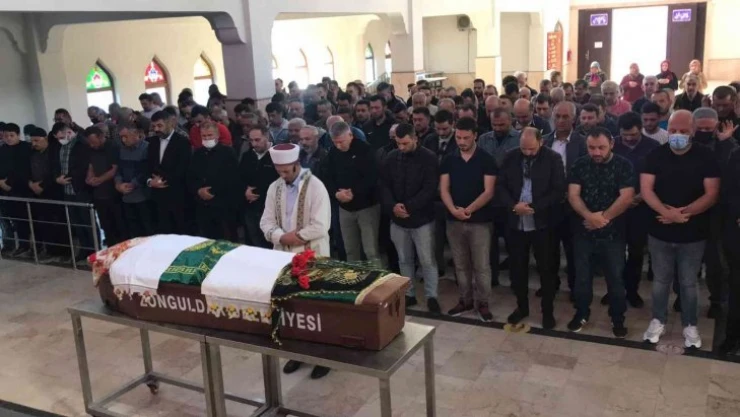 Kanserden ölen Güller öğretmen gözyaşlarıyla uğurlandı