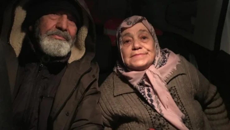 Kar nedeniyle evlerinde mahsur kalan çift, 4 saatlik çalışma ile kurtarıldı
