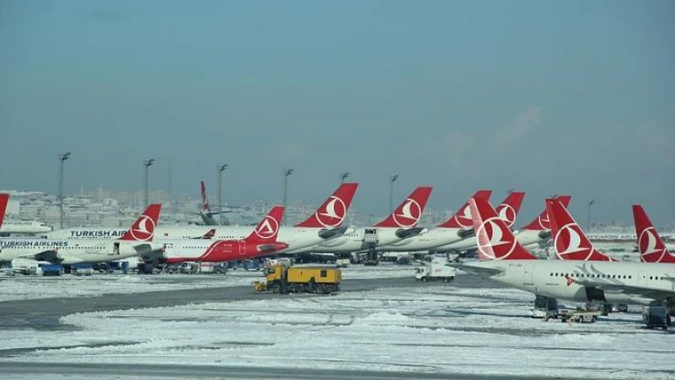 Kar yağışı uçak seferlerini iptal ettirdi