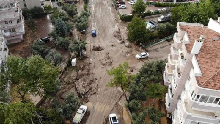 Karayla denizin birleştiği Mudanya'da temizlik çalışmaları sabaha kadar sürecek