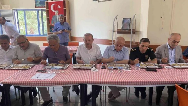 Kartal Cemevi'nde Muharrem ayı dolayısıyla vatandaşlara lokma dağıtıldı