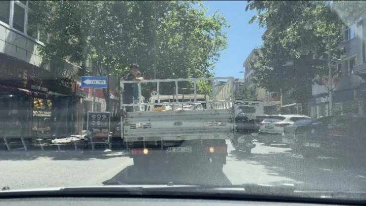 Kartal'da çocukların tehlikeli yolculuğu kamerada