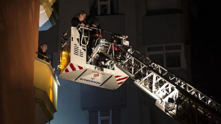 Kartal'da 5 katlı apartmanda çıkan yangın korkuttu