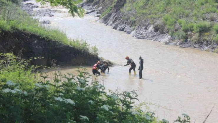 Kayıp kepçe operatörü karada ve derede aranıyor