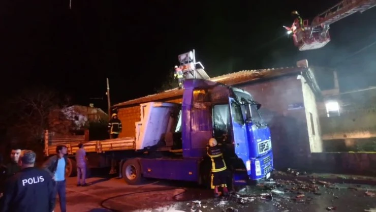 Kayseri'de park halindeki tır yandı, alevler eve de sıçradı