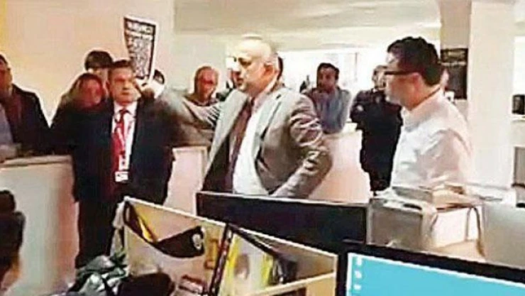 Kayyum gazetecinin yanıtını beğenmedi, polis ile işten attı