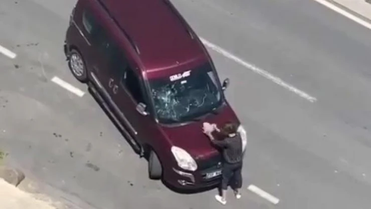 Kaza sonrasında kaçan sürücüye sinirlendi, taşla araca saldırdı
