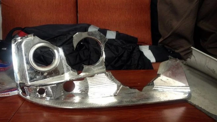 Kaza yapan aracı kırık far parçaları ele verdi