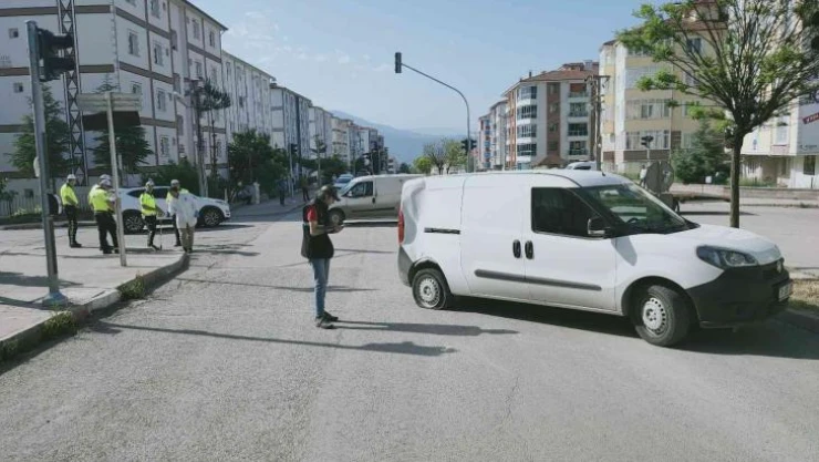 Kazada savrulan hafif ticari aracın çarptığı yaya hayatını kaybetti