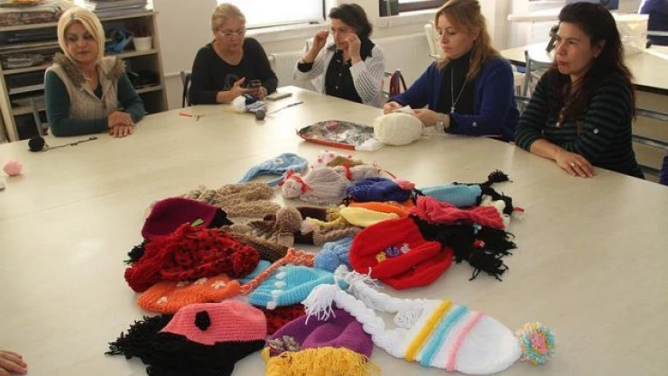 Kemoterapiden saçları dökülen çocuklara 'saçlı bere'