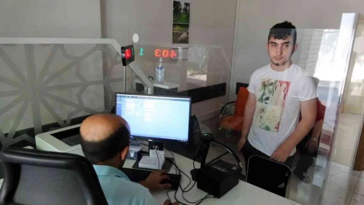 Kimliğini kaybeden öğrenciler nüfus müdürlüğünün yolunu tuttu