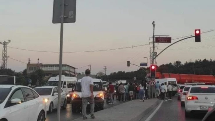 Kırmızı ışıkta geçen İETT aracı zincirleme kazaya neden oldu