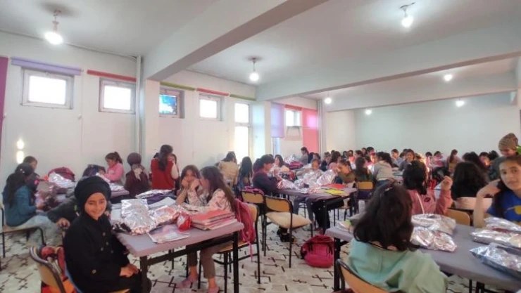 Kızılay Kadın Kolları, kız çocuklarının elinden tuttu