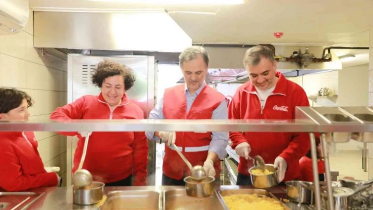 Kızılay yapılan bağışla ihtiyaç sahiplerine 50 bin kişilik iftar yemeği dağıttı