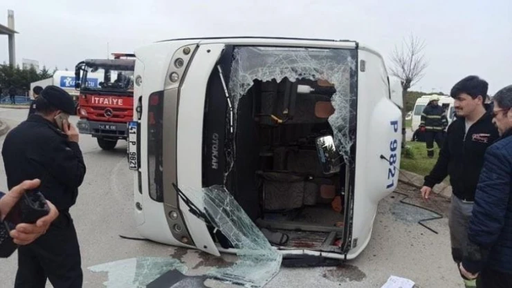 Kocaeli'de 22 kişinin yaralandığı trafik kazasında can pazarı yaşandı