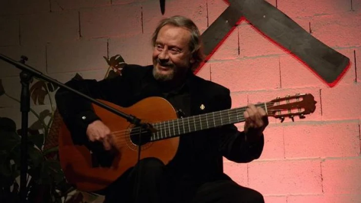 Konserlerine 50 yıllık gitarıyla çıkıyor