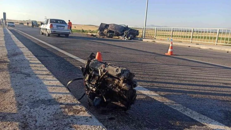 Köprü bariyerine çarpan otomobilin motoru fırladı: 2 yaralı