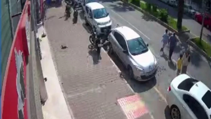 Koşarak yolun karşısına geçmek isteyen çocuğa otomobil çarptı