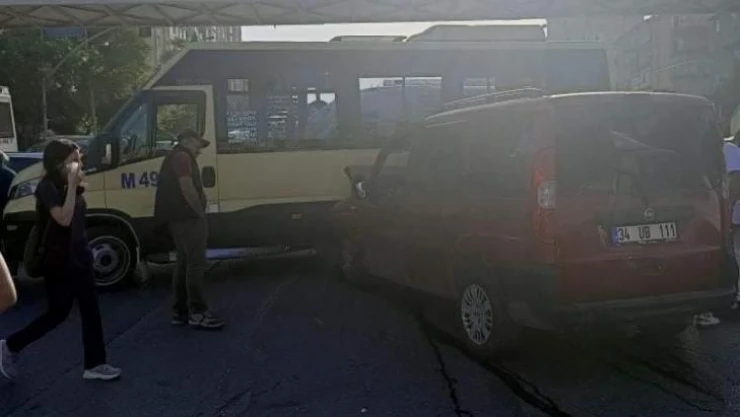 Küçükçekmece'de ticari araç dolmuşla çarpıştı: 3 yaralı