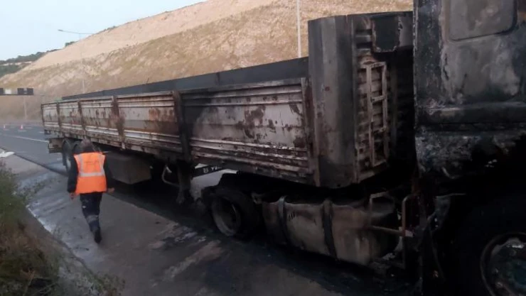 Kuzey Marmara Otoyolu'nda seyir halindeki tır alev alev yandı