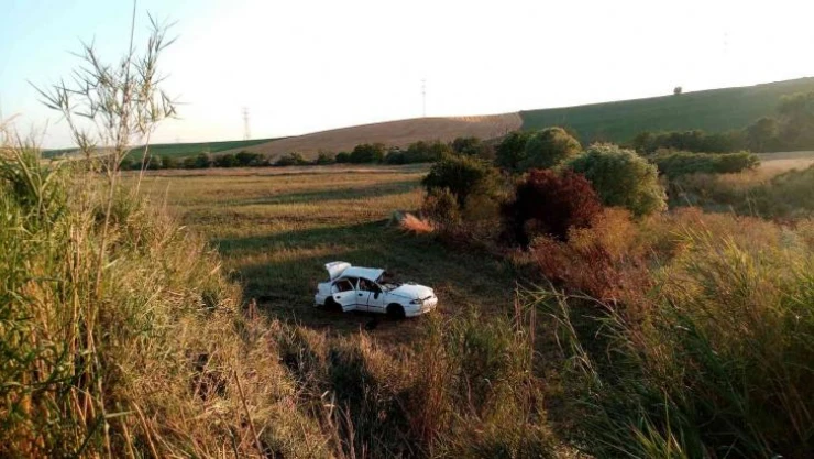Lastiği patlayan otomobil metrelerce yüksekten tarlaya uçtu, emniyet kemeri hayat kurtardı