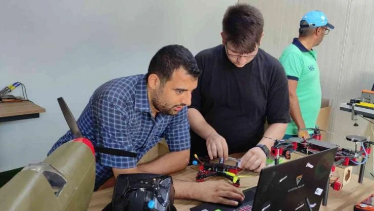 Liseli öğrenciler kendi dronlarını kendileri üretiyor