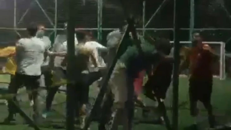Maç sonrası saha karşıtı, halı sahada silahla dehşet saçtı