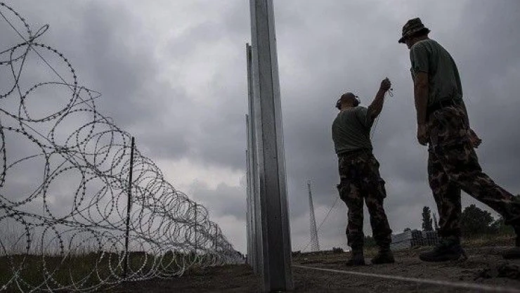 Macaristan'dan Makedonya'ya tel örgü yardımı